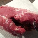 Een stuk varkensschouder, een maand drooggezouten in de koelkast met 30 g nitrietzout per kilo