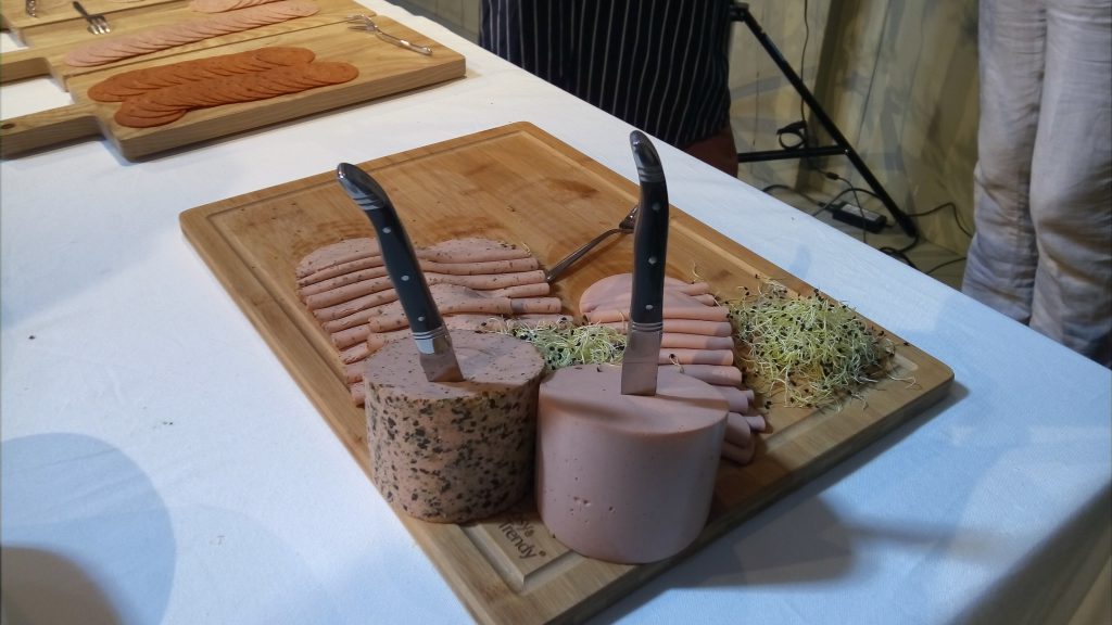 Net echt. Meneer proeft het broodbeleg van de Vegetarische Slager