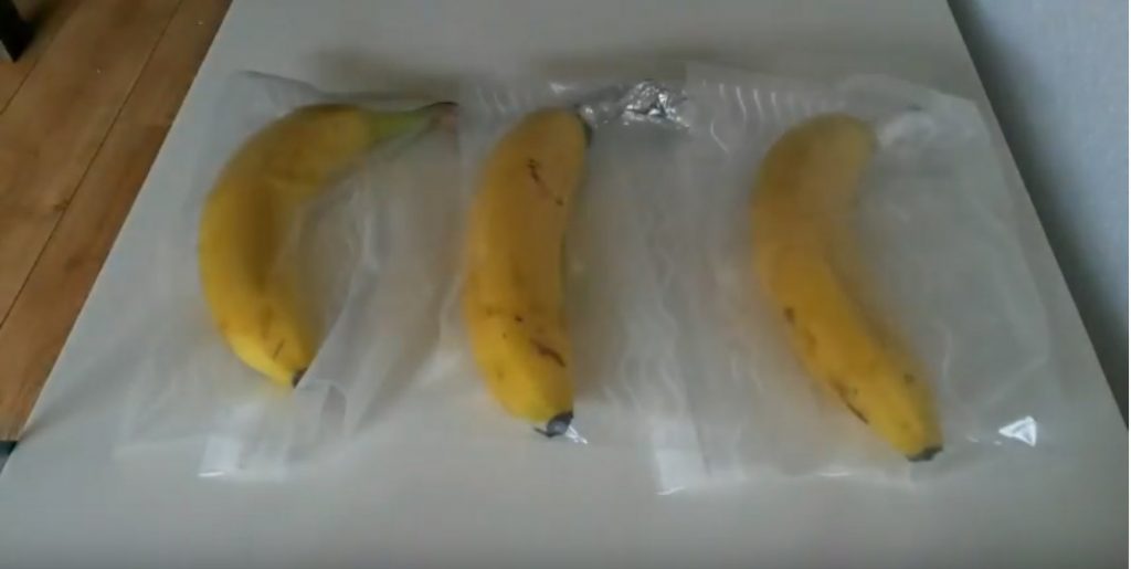 Wateetons Wetenschap: blijft een banaan langer vers als je het steeltje inpakt? – test 2