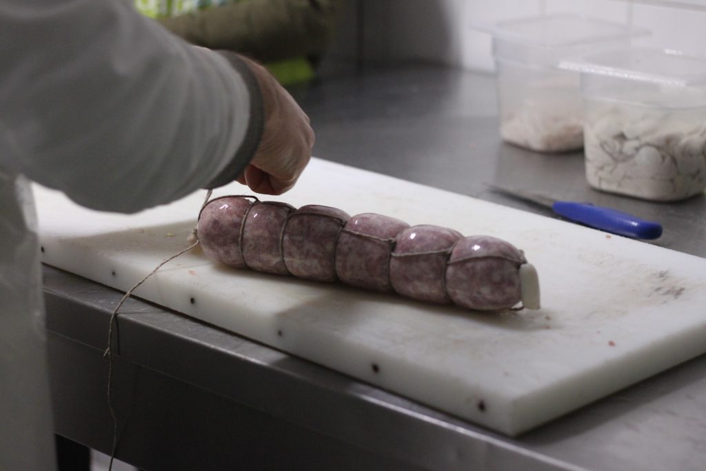 Meneer leert zes dagen worst en salumi maken in Italië
