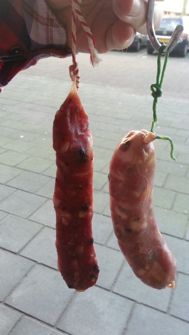 links een reeds 4 dagen gedroogd rood worstje en rechts een vers gefermenteerde groene