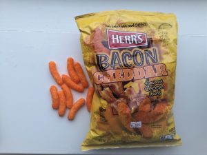 Herr's bacon & cheddar cheese curls chips van de week wateetons
