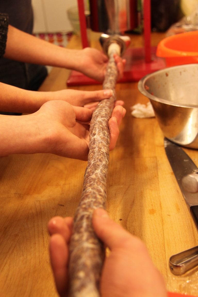 Herten en elandworst maken