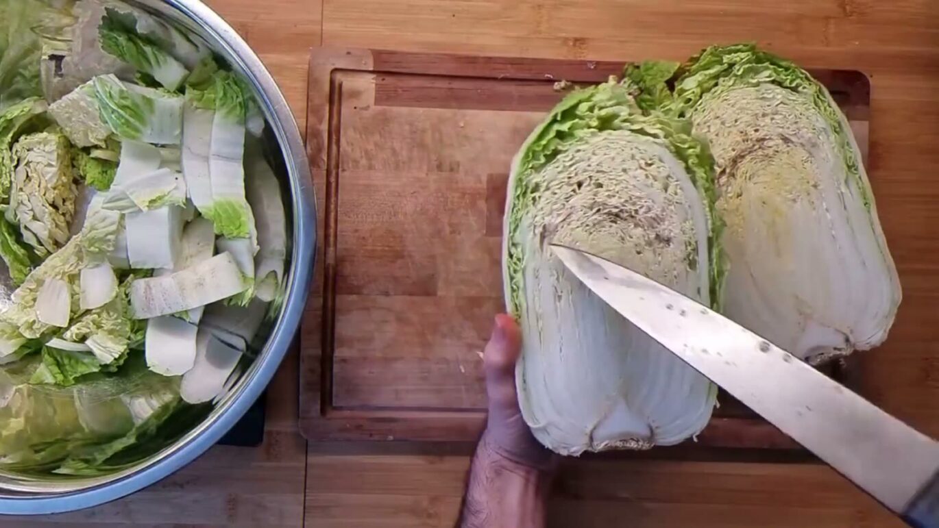 Chinese kool in stukken snijden voor kimchi