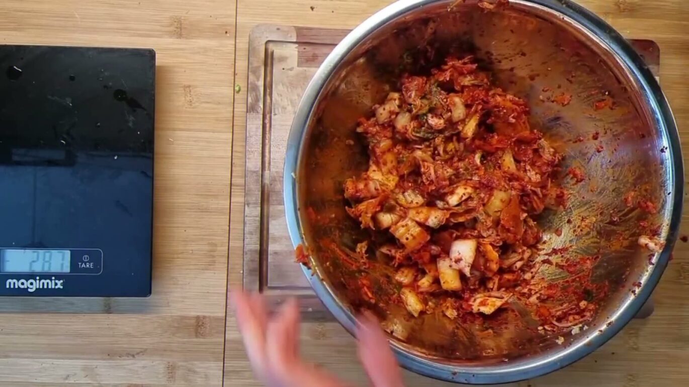 Gekneede kimchi in de kom