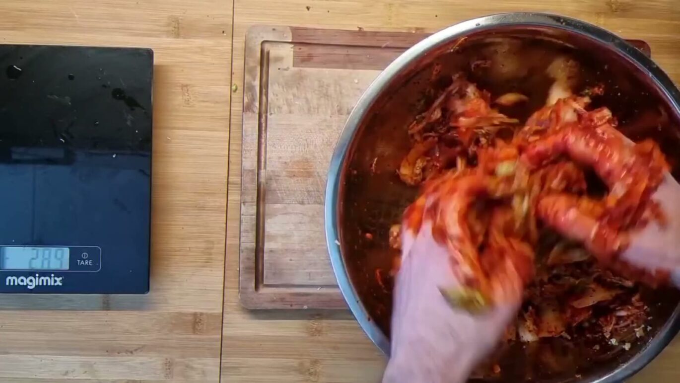 Kimchi met de hand kneden