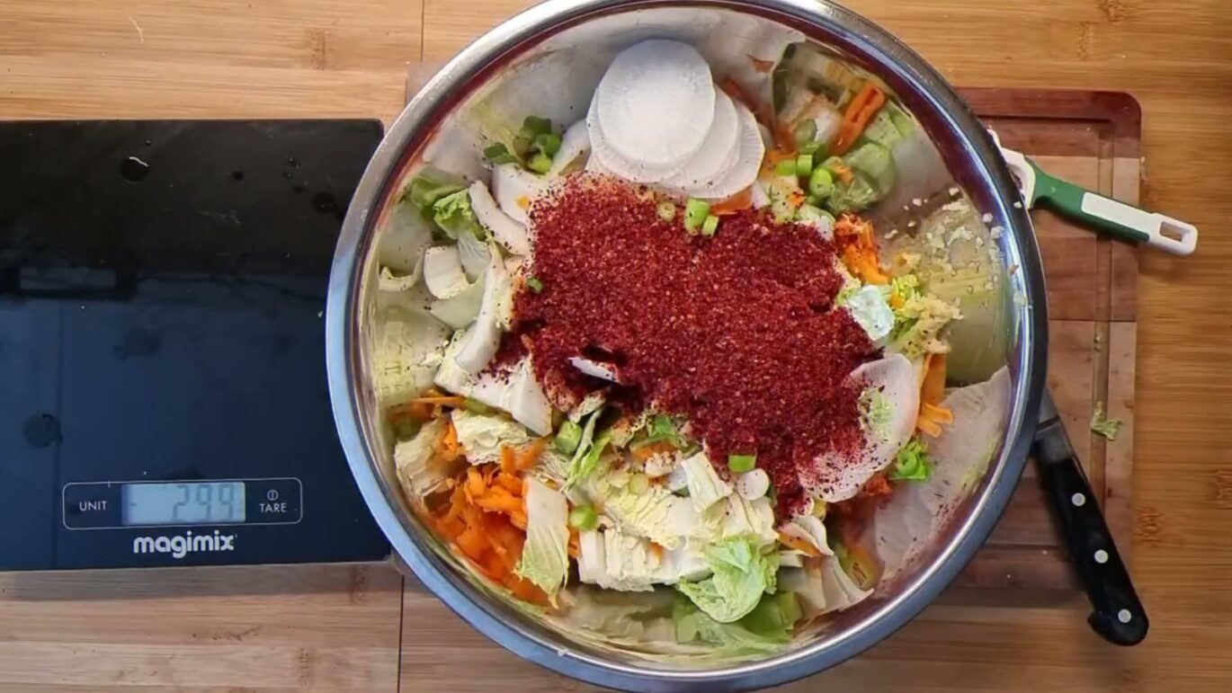 Koreaanse paprikapoeder op de groenten voor kimchi