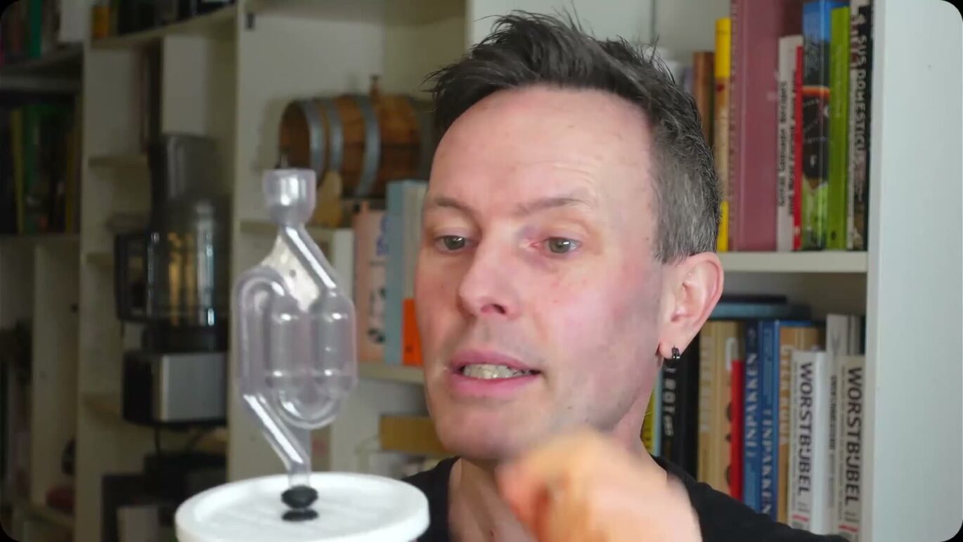 Pot kimchi met een waterslot in het deksel