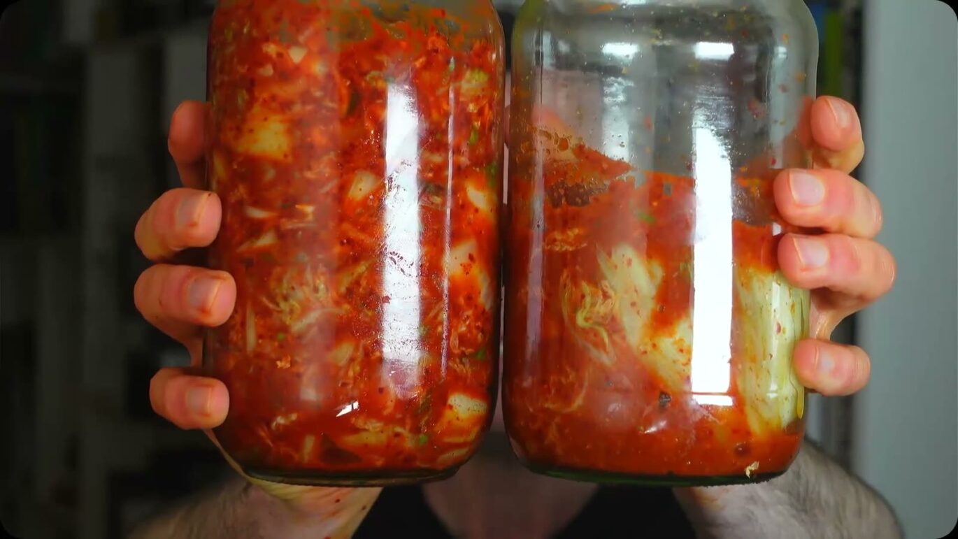 Twee potten kimchi naast elkaar, traditioneel en gemeten