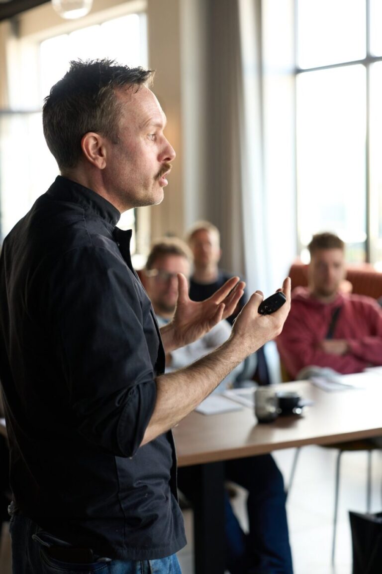 Meneer Wateetons geeft les aan koks in opleiding bij Horeca Forma in Brussel