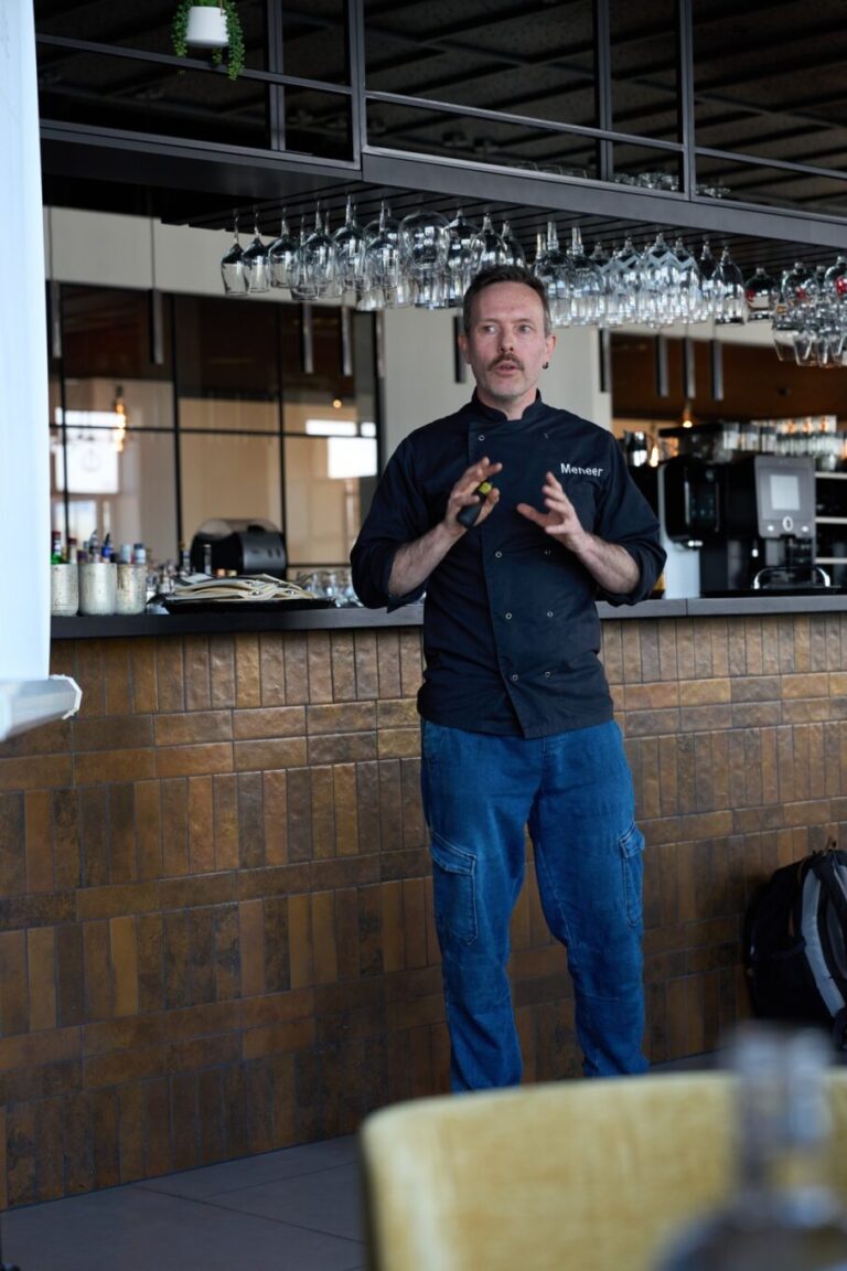 Meneer Wateetons geeft les aan koks in opleiding bij Horeca Forma in Brussel