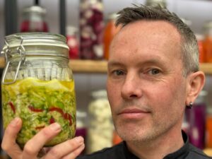 Meneer Wateetons met een weckpot zelfgemaakte zuurkool
